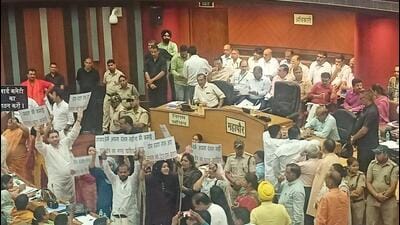 The MCD House meeting on Tuesday witnessed chaos over a censure motion moved against BJP MP Ramesh Bidhuri. (HT Photo) The MCD House meeting on Tuesday witnessed chaos over a censure motion moved against BJP MP Ramesh Bidhuri. (HT Photo)