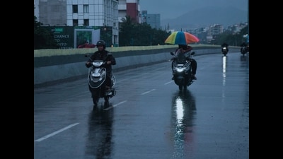 The city received heavy rain after 7 pm and both Shivajinagar and Lohegaon areas recorded 26 mm of precipitation till 8.40 pm with thunder activities and lightning. (HT PHOTO)