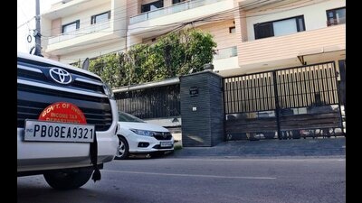 The lengthy raid continued late into the evening, during which the Income Tax officials seized various documents and electronic records from the premises. (Manish/HT)