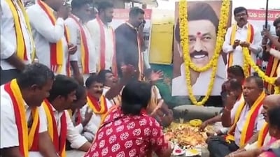 Pro-Kannada activists conduct mock funeral of TN CM Stalin in Ramanagara. Video Pro-Kannada activists conduct mock funeral of TN CM Stalin in Ramanagara. Video