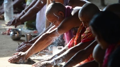 Hindu pilgrims from Kolkata perform ‘pind-daan’ rituals for the salvation of their ancestors on the second day of Pitru Paksha in Allahabad, Uttar Pradesh. (Sanjay Kanojia / AFP) Hindu pilgrims from Kolkata perform ‘pind-daan’ rituals for the salvation of their ancestors on the second day of Pitru Paksha in Allahabad, Uttar Pradesh. (Sanjay Kanojia / AFP)