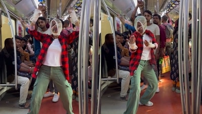 Woman recreating Beqarar Karke scene on the metro. (Instagram/@_sahelirudra_) Woman recreating Beqarar Karke scene on the metro. (Instagram/@_sahelirudra_)