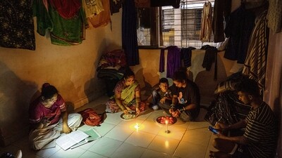 The BESCOM schedules power outages frequently in the Karnataka capital. (Satish Bate/ HT PHOTO) The BESCOM schedules power outages frequently in the Karnataka capital. (Satish Bate/ HT PHOTO)