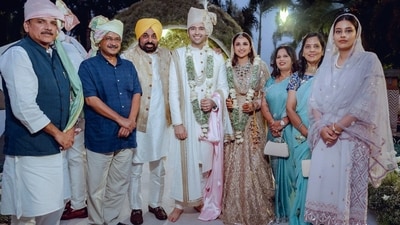 Punjab Chief Minister Bhagwant Mann tweeted this picture congratulating Aam Aadmi Party leader Raghav Chadha and actor Parineeti Chopra for their wedding. Delhi Chief Minister Arvind Kejriwal and party leader Sanjay Singh are also seen. Punjab Chief Minister Bhagwant Mann tweeted this picture congratulating Aam Aadmi Party leader Raghav Chadha and actor Parineeti Chopra for their wedding. Delhi Chief Minister Arvind Kejriwal and party leader Sanjay Singh are also seen.