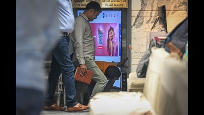 Delhi Police officials inside the jewellery shop in Jangura that was burgled on Sunday night. (Sanchit Khanna/HT photo) Delhi Police officials inside the jewellery shop in Jangura that was burgled on Sunday night. (Sanchit Khanna/HT photo)