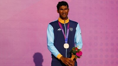 Bronze medallist Vishnu Saravanan poses during the medal ceremony for the Men's Dinghy - ILCA7 Medal Race&nbsp; (REUTERS)