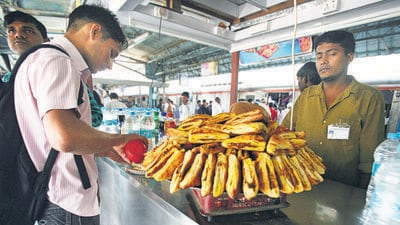 Mumbai...22 December 2010...News To Avoid any accident, railway stall maintaining an Electric Gas at Dadar railway station platform no. 3 . photo by Rajendra Gawankar (Hindustan Times) Mumbai...22 December 2010...News To Avoid any accident, railway stall maintaining an Electric Gas at Dadar railway station platform no. 3 . photo by Rajendra Gawankar (Hindustan Times)