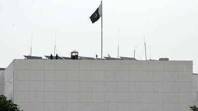 Security personnel stand guard on top of the parliament house building in Islamabad on August 9, 2023. Pakistan's parliament was dissolved on August 9, ushering in a technocrat-led interim government to oversee an election that will not include the country's most popular politician, Imran Khan. (Photo by Aamir QURESHI / AFP) Security personnel stand guard on top of the parliament house building in Islamabad on August 9, 2023. Pakistan's parliament was dissolved on August 9, ushering in a technocrat-led interim government to oversee an election that will not include the country's most popular politician, Imran Khan. (Photo by Aamir QURESHI / AFP)