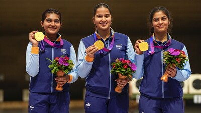 (L-R) Gold medallist Indian shooters Esha Singh, Rhythm Sangwan and Manu Bhaker pose for photo during the presentation ceremony of women's 25m pistol rapid team event at the 19th Asian Games (PTI)