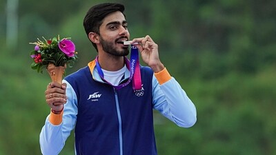 Silver medallist Indian shooter Anant Jeet Singh Naruka poses for photo during the presentation ceremony of men's skeet event at the 19th Asian Games (PTI)