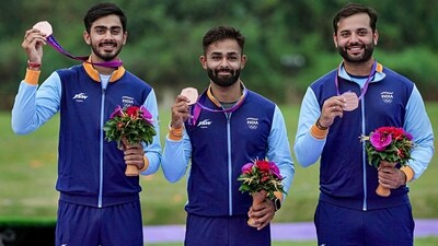 (L-R) Bronze medallist Indian shooters Anant Jeet Singh Naruka, Angad Vir Singh Bajwa and Gurjoat Siingh Khangura pose for photo during the presentation ceremony of men's skeet team event at the 19th Asian Games (PTI)