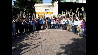 SP Singh (centre) distributing brooms amongst a group of UPSRTC volunteers (HT Photo) SP Singh (centre) distributing brooms amongst a group of UPSRTC volunteers (HT Photo)