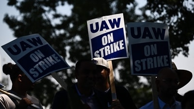 Members of the United Auto Workers (UAW) Local 230 and their supporters walk the picket line in front of the Chrysler Corporate Parts Division in Ontario, California. (AFP) Members of the United Auto Workers (UAW) Local 230 and their supporters walk the picket line in front of the Chrysler Corporate Parts Division in Ontario, California. (AFP)