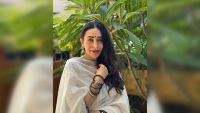 For her makeup, Karisma Kapoor chose to highlight her eyes with a defined tight line, complemented by flushed cheeks and bold lipstick. (Instagram/@therealkarismakapoor)