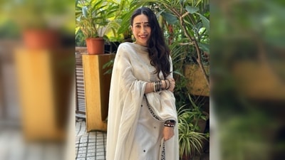 Karisma Kapoor enhanced her classy appearance with oxidised silver jhumkas and matching monochromatic bangles.&nbsp;&nbsp; (Instagram/@therealkarismakapoor)
