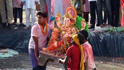 Devotees immerse idols of Lord Ganesha at an artificial pond in Geeta Colony, in New Delhi on Thursday. (Sanjeev Verma/HT) Devotees immerse idols of Lord Ganesha at an artificial pond in Geeta Colony, in New Delhi on Thursday. (Sanjeev Verma/HT)