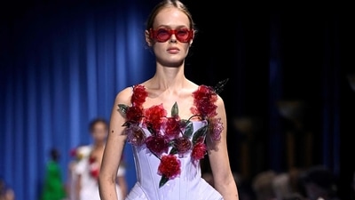 A model presents a creation for Balmain during the Paris Fashion Week Womenswear Spring/Summer 2024, in Paris on September 27, 2023. (Photo by JULIEN DE ROSA / AFP) A model presents a creation for Balmain during the Paris Fashion Week Womenswear Spring/Summer 2024, in Paris on September 27, 2023. (Photo by JULIEN DE ROSA / AFP)