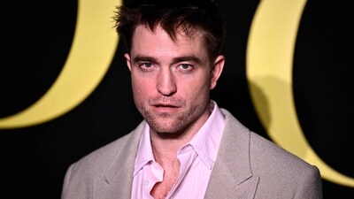 British actor Robert Pattinson poses during a photocall ahead of the Christian Dior fashion show as part of the Paris Fashion Week Womenswear Spring/Summer 2024 in Paris on September 26, 2023. (Photo by JULIEN DE ROSA / AFP) British actor Robert Pattinson poses during a photocall ahead of the Christian Dior fashion show as part of the Paris Fashion Week Womenswear Spring/Summer 2024 in Paris on September 26, 2023. (Photo by JULIEN DE ROSA / AFP)
