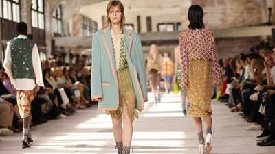 Models present creations by designer Dries Van Noten as part of his Spring/Summer 2024 Women's ready-to-wear collection show during Paris Fashion Week in Paris, France, September 27, 2023.&nbsp; (REUTERS/Johanna Geron)