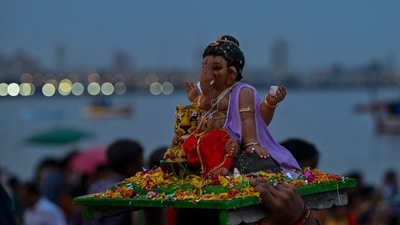 Devotees carry Ganpati for immersion on Ganesh Festival at Girgoan Chowphatty, in Mumbai. (Photo by Anshuman Poyrekar/ Hindustan Times) Devotees carry Ganpati for immersion on Ganesh Festival at Girgoan Chowphatty, in Mumbai. (Photo by Anshuman Poyrekar/ Hindustan Times)