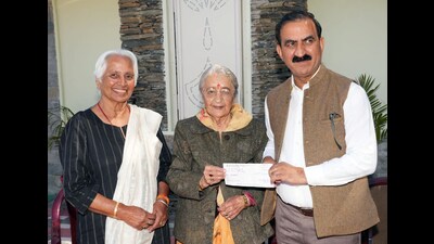 Himachal Pradesh chief minister Sukhvinder Singh Sukhu receives a cheque of  ₹1 lakh from 90-year-old residents of Shimla Satya Kapoor and Sudarshan Mohan as part of donation towards Aapda Rahat Kosh, in Shimla on Thursday. (ANI)