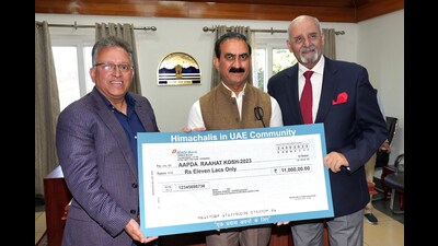 Himachal Pradesh chief minister Sukhvinder Singh Sukhu receives a cheque of ₹11 lakh from Himachali community in the UAE, in collaboration with Team Ek Prayas, as part of donation towards Aapda Rahat Kosh-2023, in Shimla on Thursday. (ANI) Himachal Pradesh chief minister Sukhvinder Singh Sukhu receives a cheque of ₹11 lakh from Himachali community in the UAE, in collaboration with Team Ek Prayas, as part of donation towards Aapda Rahat Kosh-2023, in Shimla on Thursday. (ANI)