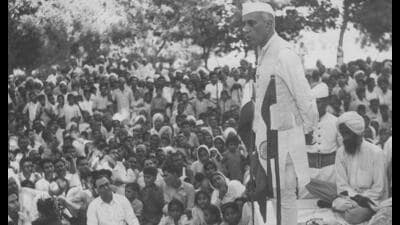 Prime Minister Jawaharlal Nehru addressing people at the Chhatarpur Co-operative farming colony near Mehrauli, Delhi, where 35 refugee families from Sind and Bahawalpur were settled. (PIB-HT Photo) Prime Minister Jawaharlal Nehru addressing people at the Chhatarpur Co-operative farming colony near Mehrauli, Delhi, where 35 refugee families from Sind and Bahawalpur were settled. (PIB-HT Photo)