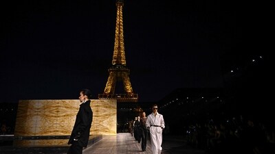 Models present creations for Saint Laurent during the Paris Fashion Week Womenswear Spring/Summer 2024 in Paris on September 26, 2023. (Photo by JULIEN DE ROSA / AFP) Models present creations for Saint Laurent during the Paris Fashion Week Womenswear Spring/Summer 2024 in Paris on September 26, 2023. (Photo by JULIEN DE ROSA / AFP)