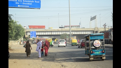 The Lal Kuan intersection sees a huge traffic flow on the surface road between Aligarh and Ghaziabad, besides catering to traffic from DME which passes over it. (Sakib Ali/HT Photo) The Lal Kuan intersection sees a huge traffic flow on the surface road between Aligarh and Ghaziabad, besides catering to traffic from DME which passes over it. (Sakib Ali/HT Photo)