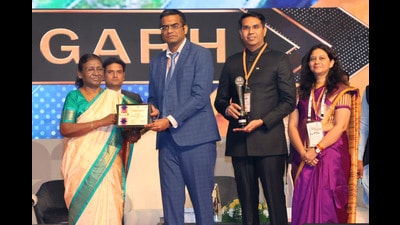 (From left) President Droupadi Murmu presenting the award to Chandigarh mayor Anup Gupta, home secretary Nitin Kumar Yadav and Chandigarh Smart City Limited CEO Anindita Mitra. (HT Photo) (From left) President Droupadi Murmu presenting the award to Chandigarh mayor Anup Gupta, home secretary Nitin Kumar Yadav and Chandigarh Smart City Limited CEO Anindita Mitra. (HT Photo)