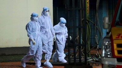 Health workers at a Nipah virus isolation ward, at a medical college in Kozhikode (PTI) (HT File Photo)
