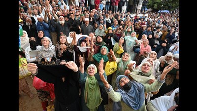 Mirwaiz leads Eid-e-Milad prayers in Jamia Masjid, many throng Hazratbal shrine in Srinagar Mirwaiz leads Eid-e-Milad prayers in Jamia Masjid, many throng Hazratbal shrine in Srinagar