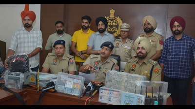 Mohali senior superintendent of police (SSP) Sandeep Garg while addressing the media about the accused’s modus operandi. (ht photo) Mohali senior superintendent of police (SSP) Sandeep Garg while addressing the media about the accused’s modus operandi. (ht photo)
