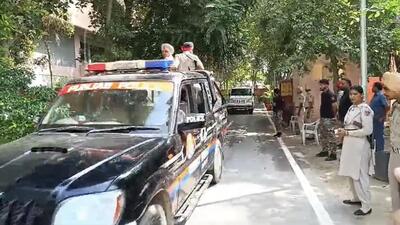 Punjab Police personnel taking gangster Sachin Bishnoi for interrogation after a Mansa court remanded him in eight-day police custody on Friday. (Sanjeev Kumar/HT)