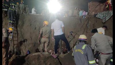 Rescue operations underway at the construction site in Lucknow. (HT Photo) Rescue operations underway at the construction site in Lucknow. (HT Photo)