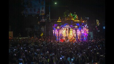 Shrimant Dagadusheth Halawai Ganesha idol immersion took place at 8.30, which is earlier than the usual time. (KALPESH NUKTE/ HT PHOTO)