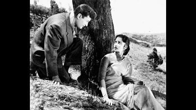 With Waheeda Rehman in Kala Bazar (1960). On the soundtrack: the unforgettable Khoya Khoya Chand. With Waheeda Rehman in Kala Bazar (1960). On the soundtrack: the unforgettable Khoya Khoya Chand.