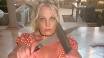 Britney Spears also posted a clarification after the authorities did the wellness check on her, Britney Spears also posted a clarification after the authorities did the wellness check on her,