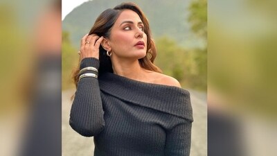 For her makeup look, Hina got decked up in nude eyeshadow, kohl eyes, mascara-coated lashes, contoured cheeks and a shade of brick-red lipstick. (Instagram/@realhinakhan) For her makeup look, Hina got decked up in nude eyeshadow, kohl eyes, mascara-coated lashes, contoured cheeks and a shade of brick-red lipstick. (Instagram/@realhinakhan)