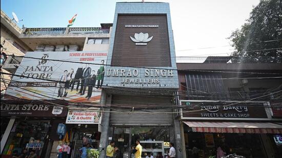 A view outside Umrao Singh Jewelers shop where jewellery worth more than ₹20 crore were stolen from the shop at Bhogal Market in New Delhi (HT File Photo)