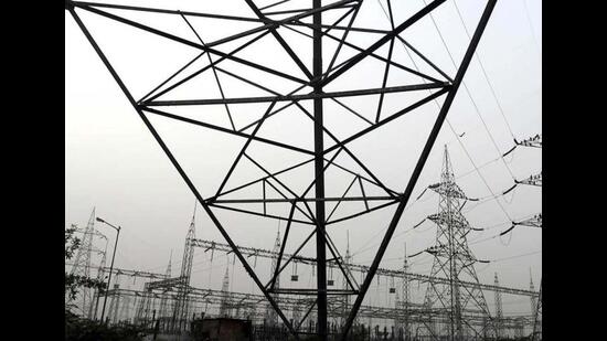 Haryana energy minister Ranjit Singh on Friday said the state government has accorded an in-principle approval for shifting high-tension electricity cables passing over schools and residential areas. (HT File)