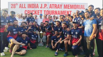 Former Indian pacer Karsan Gharvi with young players. (HT Photo) Former Indian pacer Karsan Gharvi with young players. (HT Photo)