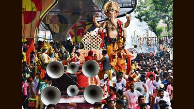 Ganpati visarjan this year was less noisy than last year. (Bhushan Koyande/HT Photo) Ganpati visarjan this year was less noisy than last year. (Bhushan Koyande/HT Photo)