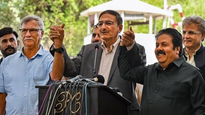 BCCI President Roger Binny (L) and Vice President Rajeev Shukla with Pakistan Cricket Board (PCB) Chairperson Zaka Ashraf (C) (PTI) BCCI President Roger Binny (L) and Vice President Rajeev Shukla with Pakistan Cricket Board (PCB) Chairperson Zaka Ashraf (C) (PTI)