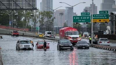 Cars in floodwater on the FDR highway in Manhattan, New York on September 29, 2023. Heavy rains overnight in the northeastern United States left parts of New York City under water on Friday, partially paralyzing subways and airports in the country's financial capital. (Photo by Ed JONES / AFP) (AFP) Cars in floodwater on the FDR highway in Manhattan, New York on September 29, 2023. Heavy rains overnight in the northeastern United States left parts of New York City under water on Friday, partially paralyzing subways and airports in the country's financial capital. (Photo by Ed JONES / AFP) (AFP)