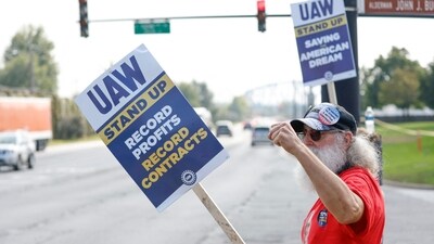 UAW members and workers hold signs outside the Ford's Chicago Assembly Plant after walking off their jobs in Chicago, Illinois, on September 29, 2023. (AFP) UAW members and workers hold signs outside the Ford's Chicago Assembly Plant after walking off their jobs in Chicago, Illinois, on September 29, 2023. (AFP)