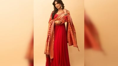 Chitrangda Singh wore her hair down, styled in gentle waves. As for her makeup, she went for a glamorous look with bold eye makeup and understated, neutral lip color. (Instagram/@chitrangda) Chitrangda Singh wore her hair down, styled in gentle waves. As for her makeup, she went for a glamorous look with bold eye makeup and understated, neutral lip color. (Instagram/@chitrangda)