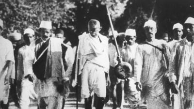 Scenes during Mahatma Gandhi’s famous Salt March. This march on foot to the sea coast at Dandi, on the eve of the Salt Satyagraha, 1930. (HT File Photo) Scenes during Mahatma Gandhi’s famous Salt March. This march on foot to the sea coast at Dandi, on the eve of the Salt Satyagraha, 1930. (HT File Photo)