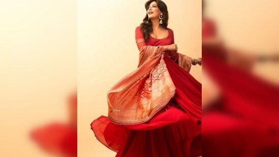 With grace, Chitrangda Singh twirls, showcasing her stunning outfit beautifully.(Instagram/@chitrangda)