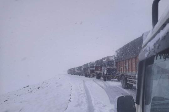 Trucks stranded after snowfall at Sarchu in Lahaul and Spiti district on Saturday. (HT Photo) Trucks stranded after snowfall at Sarchu in Lahaul and Spiti district on Saturday. (HT Photo)